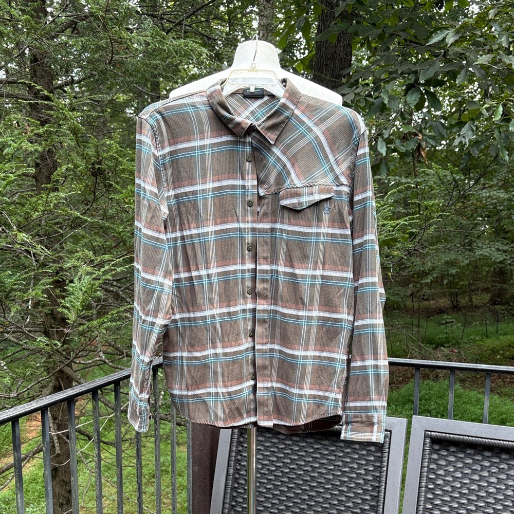 Van's Men's brown Plaid button down shirt. Hole shown in a picture. sz. L